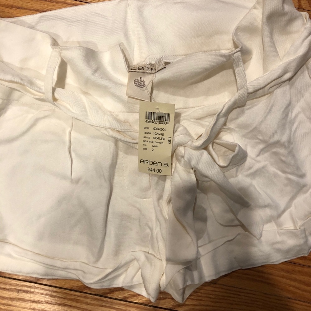 Arden B cream shorts NWT